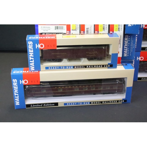 70 - 26 Boxed Walthers HO gauge items of rolling stock to include 932-9650 1953 Era PRR Broadway LTD Budd... 