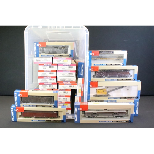 71 - 29 Boxed Walthers HO gauge items of rolling stock to include 932-6406 73' Budd Baggage Car, 932-6366... 