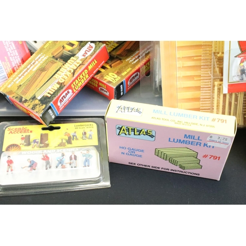 74 - Collection of HO / OO gauge model railway trackside figures and accessories to include Bachmann, Atl... 