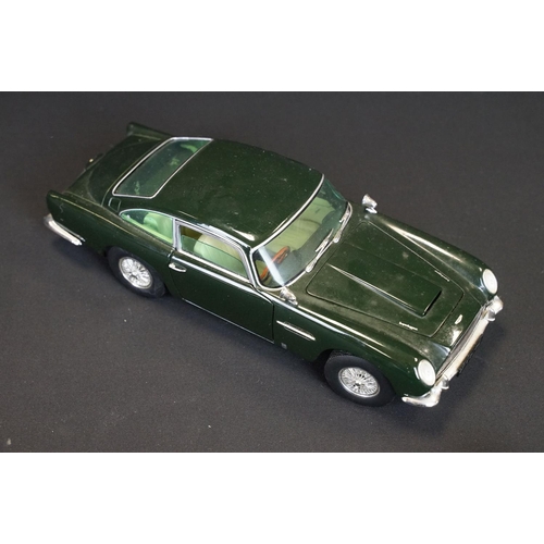 1062 - Collection of six large scale diecast models to include 5 x 1/18 scale models featuring Burago Merce... 