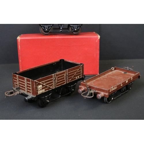 121A - Collection of Hornby O gauge model railway to include 5 x locomotives featuring LMS 22709 0-4-0, 560... 