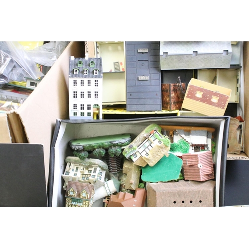 190 - Large quantity of model railway accessories to include O / OO / Dublo gauges featuring G scale track... 