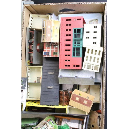 190 - Large quantity of model railway accessories to include O / OO / Dublo gauges featuring G scale track... 
