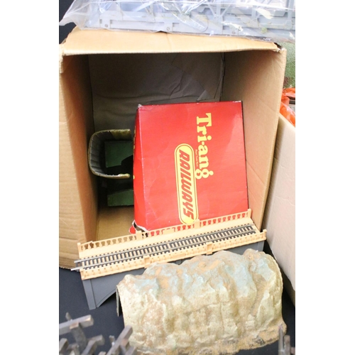190 - Large quantity of model railway accessories to include O / OO / Dublo gauges featuring G scale track... 