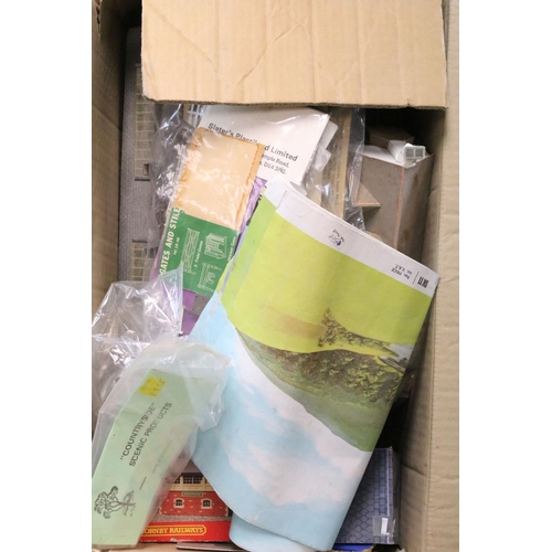 190 - Large quantity of model railway accessories to include O / OO / Dublo gauges featuring G scale track... 