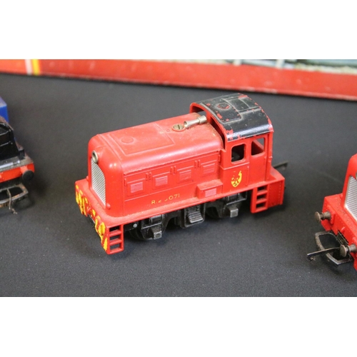 194 - Two boxed Hornby OO gauge Operating Turntable Sets to include R414 & R410 plus 7 x Triang OO gauge l... 