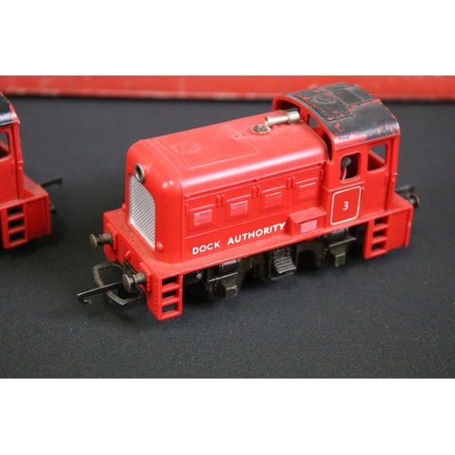 194 - Two boxed Hornby OO gauge Operating Turntable Sets to include R414 & R410 plus 7 x Triang OO gauge l... 