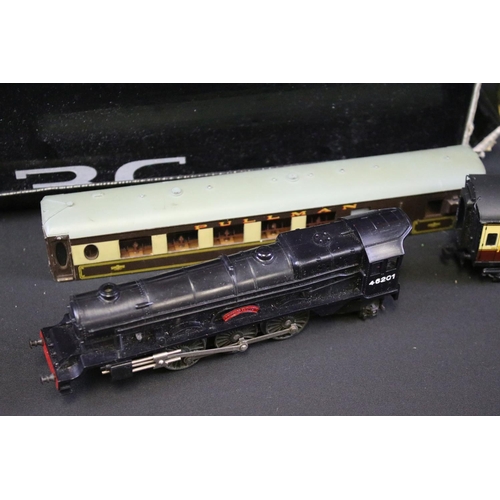 195 - Quantity of OO gauge model railway to include rolling stock, locomotive, sprardeds, footbridge, boxe... 