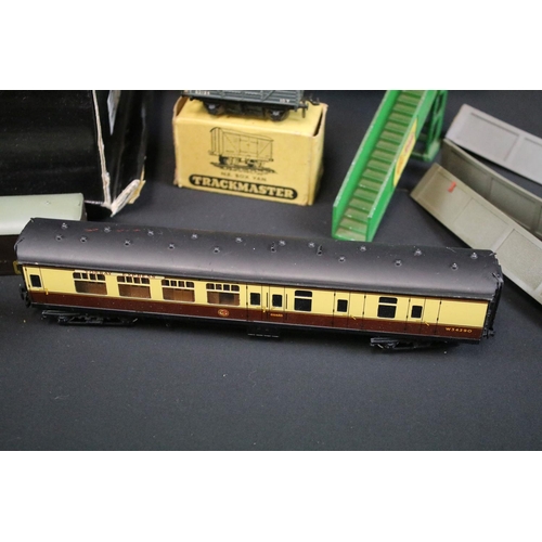 195 - Quantity of OO gauge model railway to include rolling stock, locomotive, sprardeds, footbridge, boxe... 