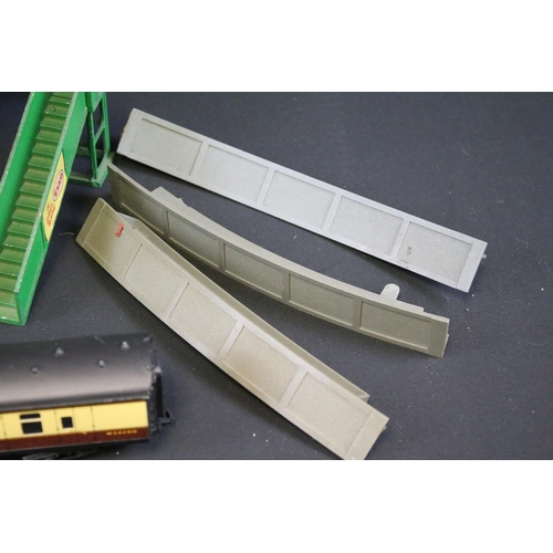 195 - Quantity of OO gauge model railway to include rolling stock, locomotive, sprardeds, footbridge, boxe... 