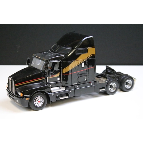 1099 - Boxed Franklin Mint 1/32 Kenworth T600 Aerocab with boxed Trailer in KW Livery complete with COA, vg