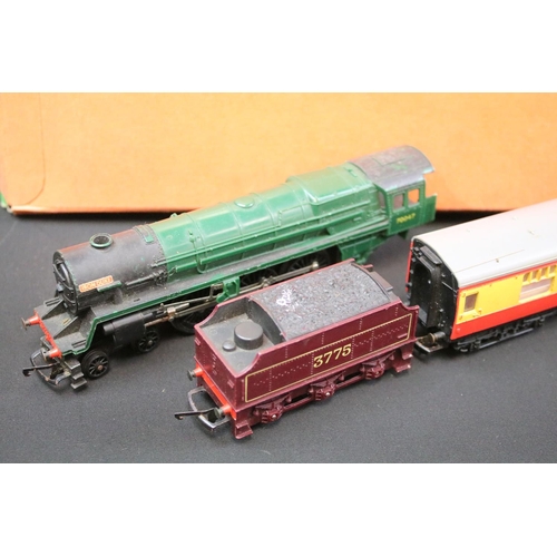 202 - Quantity of OO gauge model railway to include locomotives, rolling stock, various track, boxed R410 ... 