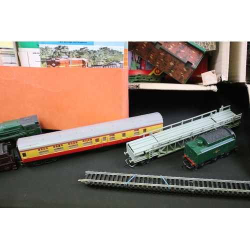 202 - Quantity of OO gauge model railway to include locomotives, rolling stock, various track, boxed R410 ... 