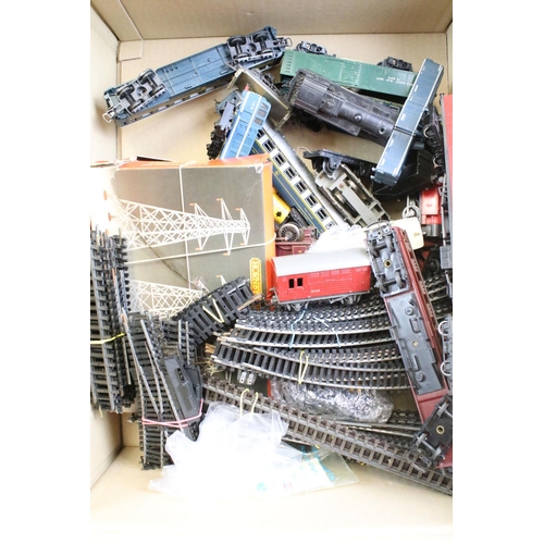 202 - Quantity of OO gauge model railway to include locomotives, rolling stock, various track, boxed R410 ... 