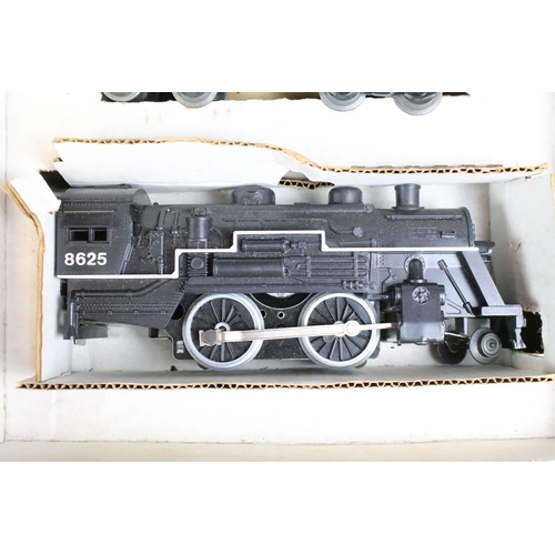 144 - Lionel O gauge electric Steam Freight Train set contained within original polystyrene base, no outer... 