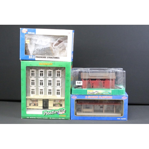 147 - Four boxed O gauge trackside models to include 2 x Bachmann Plasticville (45315 Apartment Building &... 