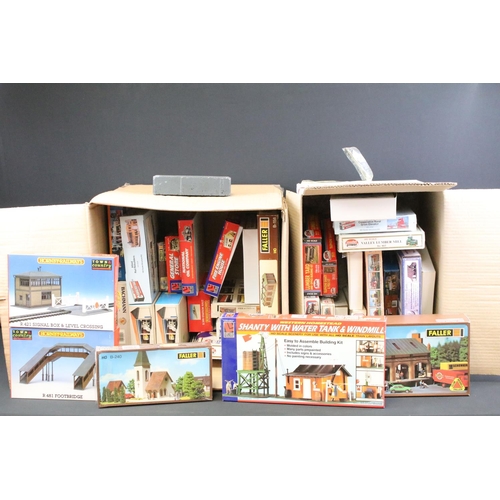 149 - 39 Boxed HO/OO gauge plastic and wooden trackside model kits to include Kibri, Bachmann, Hornby, Fal... 