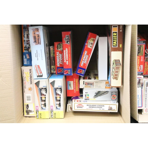149 - 39 Boxed HO/OO gauge plastic and wooden trackside model kits to include Kibri, Bachmann, Hornby, Fal... 