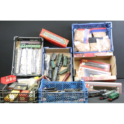 151 - Collection of OO gauge model railway to include locomotives and loco parts, spares & repairs, boxed ... 