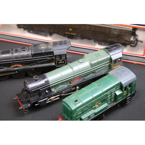 151 - Collection of OO gauge model railway to include locomotives and loco parts, spares & repairs, boxed ... 