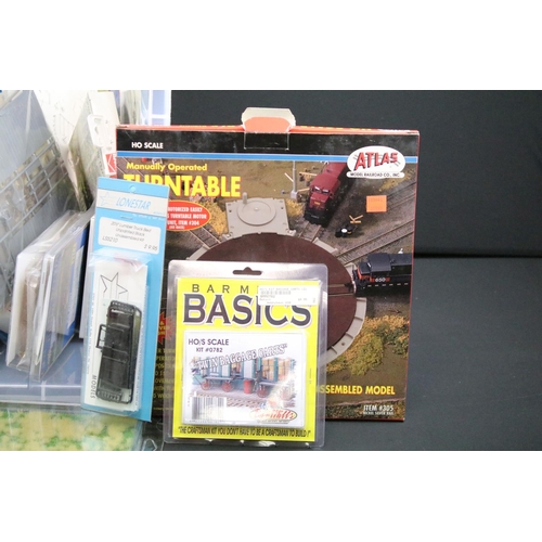 153 - Collection of boxed / carded HO gauge model railway plastic and wooden kits and accessories to inclu... 