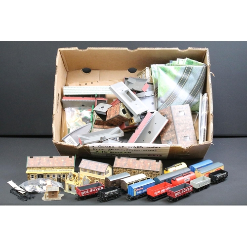 155 - Quantity of OO gauge model railway to include 13 x items of rolling stock featuring Hornby & Lima, p... 