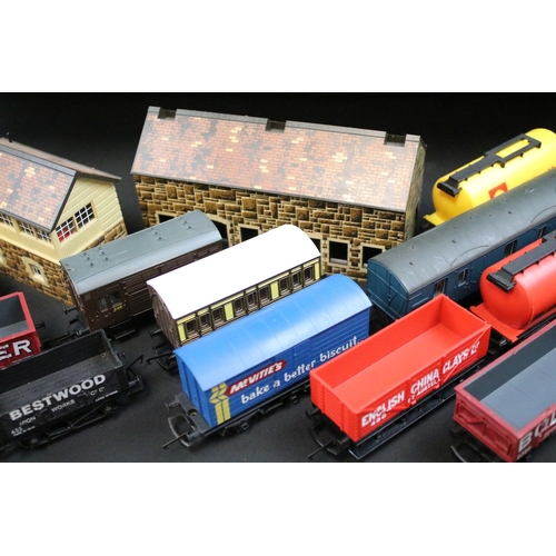 155 - Quantity of OO gauge model railway to include 13 x items of rolling stock featuring Hornby & Lima, p... 