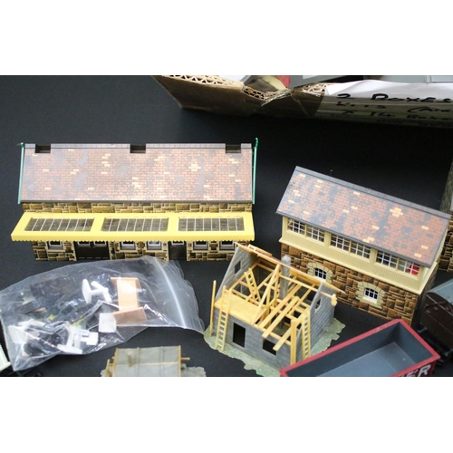 155 - Quantity of OO gauge model railway to include 13 x items of rolling stock featuring Hornby & Lima, p... 