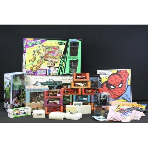 308 - Collection of various toys and games to include boxed Playmates Teenage Mutant Ninja Turtles Billboa... 