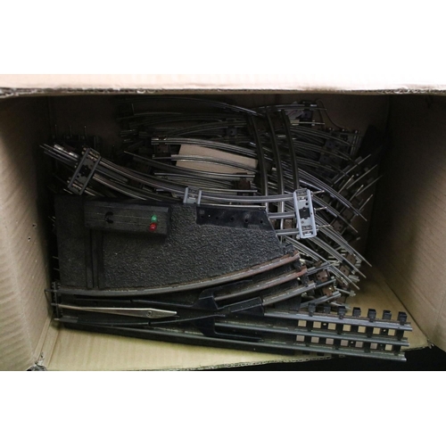 127 - Collection of plastic and metal O gauge track to include 10 x carded Lionel Straight Track sets
