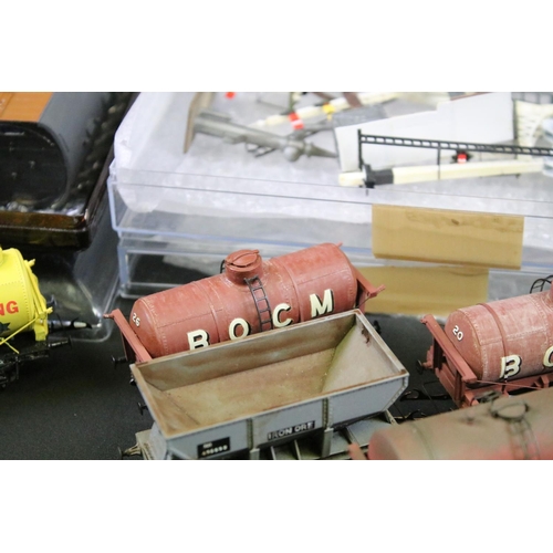 231 - Around 70 OO gauge items of rolling stock with some modification, features wagons, tankers and vans