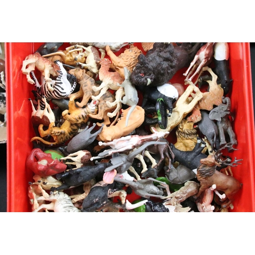 256 - Collection of Britains plastic Zoo / Farm animals in varying conditions