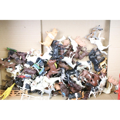 256 - Collection of Britains plastic Zoo / Farm animals in varying conditions