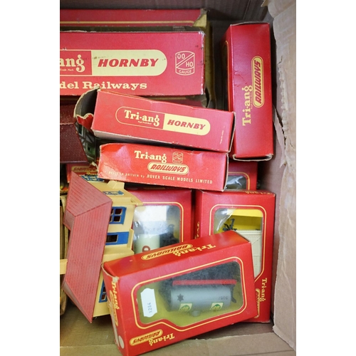 160 - Collection of Triang / Hornby OO gauge model railway to include boxed R259 Britannia, 9 x boxed item... 