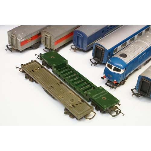 103 - Group of Triang OO gauge model railway to include 2 x locomotives (R52 0-6-0 47606 & Pullman engine)... 