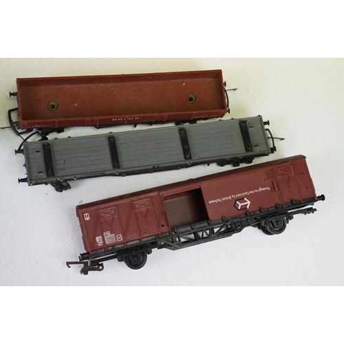 103 - Group of Triang OO gauge model railway to include 2 x locomotives (R52 0-6-0 47606 & Pullman engine)... 
