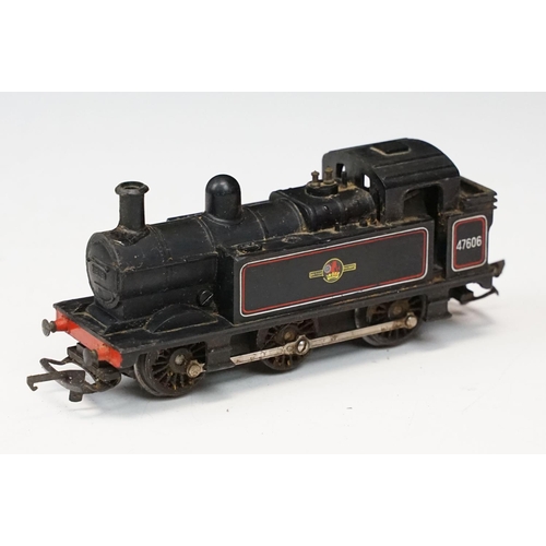 103 - Group of Triang OO gauge model railway to include 2 x locomotives (R52 0-6-0 47606 & Pullman engine)... 