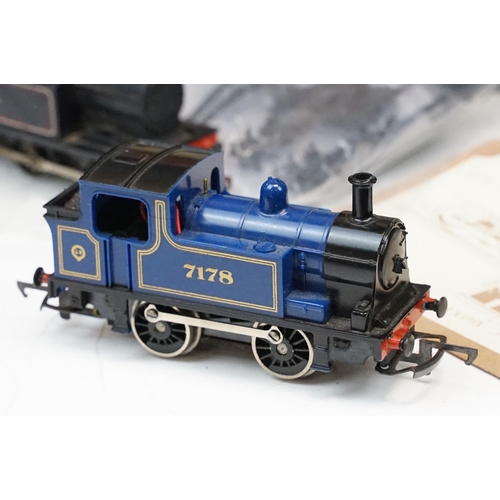 106 - Collection of OO gauge model railway to include Hornby D6110 Locomotive, 8 x items of rolling stock,... 