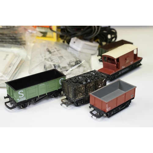 106 - Collection of OO gauge model railway to include Hornby D6110 Locomotive, 8 x items of rolling stock,... 