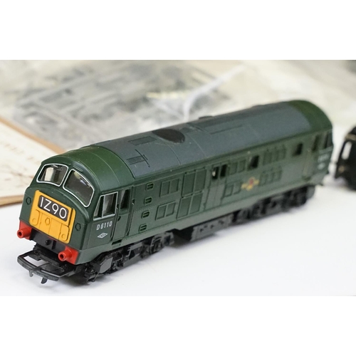 106 - Collection of OO gauge model railway to include Hornby D6110 Locomotive, 8 x items of rolling stock,... 