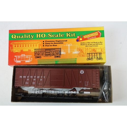 112 - 28 Boxed Roundhouse Products HO gauge items of rolling stock model kits, appearing unbuilt and compl... 