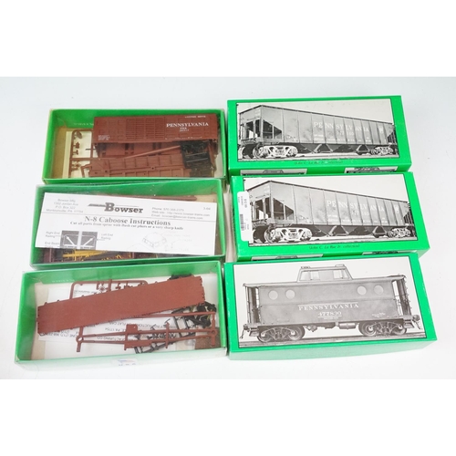 115 - 21 Boxed Bowser HO gauge items of rolling stock plastic model kits, all appearing unbuilt and comple... 