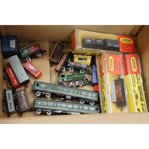 117 - Collection of N gauge model railway to include 14 x items of rolling stock, Robert locomotive, scene... 