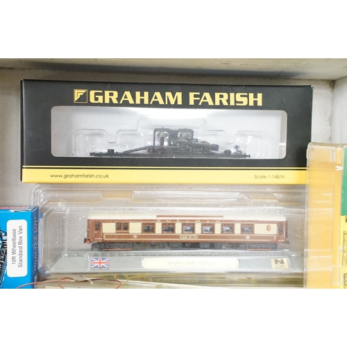 117 - Collection of N gauge model railway to include 14 x items of rolling stock, Robert locomotive, scene... 