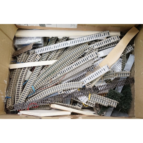 117 - Collection of N gauge model railway to include 14 x items of rolling stock, Robert locomotive, scene... 