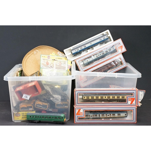 171 - Quantity of OO gauge model railway to include 38 x items of rolling stock featuring 7 x boxed exampl... 