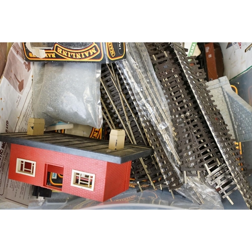 171 - Quantity of OO gauge model railway to include 38 x items of rolling stock featuring 7 x boxed exampl... 