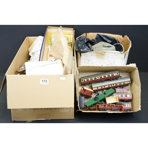 173 - Quantity of OO gauge model railway to include 11 x items of rolling stock (mainly Triang examples), ... 