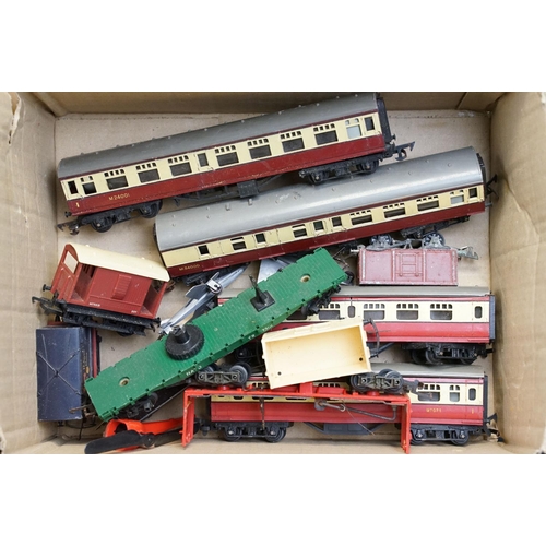 173 - Quantity of OO gauge model railway to include 11 x items of rolling stock (mainly Triang examples), ... 