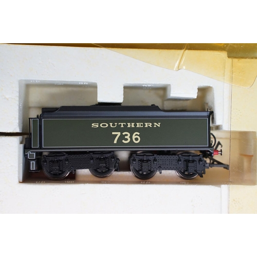 210 - Two boxed Hornby OO gauge steam locomotives to include R2580 SR 4-6-0 Class N15 736 Excalibur and R2... 